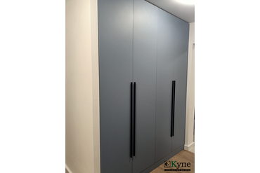 056 Шкаф с распашными дверями, встроенный в нишу