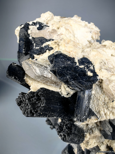 Друза кристаллов аквамарина (разн. берилл), шерла (разн. турмалина), на полевом шпате с кварцем. 160*100*70мм (ААА)