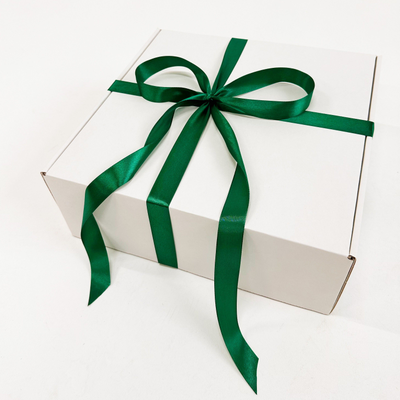 2 штуки - Подарочная коробка GILEV 32x32x12см с зеленой лентой и наполнителем