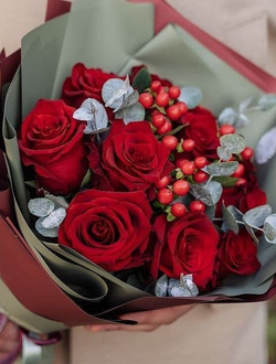 Букет из 9 роз с эвкалиптом