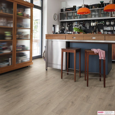 Декор ламината Haro Tritty 200 Aqua Дуб Венето Мокка 537373 в интерьере комнаты