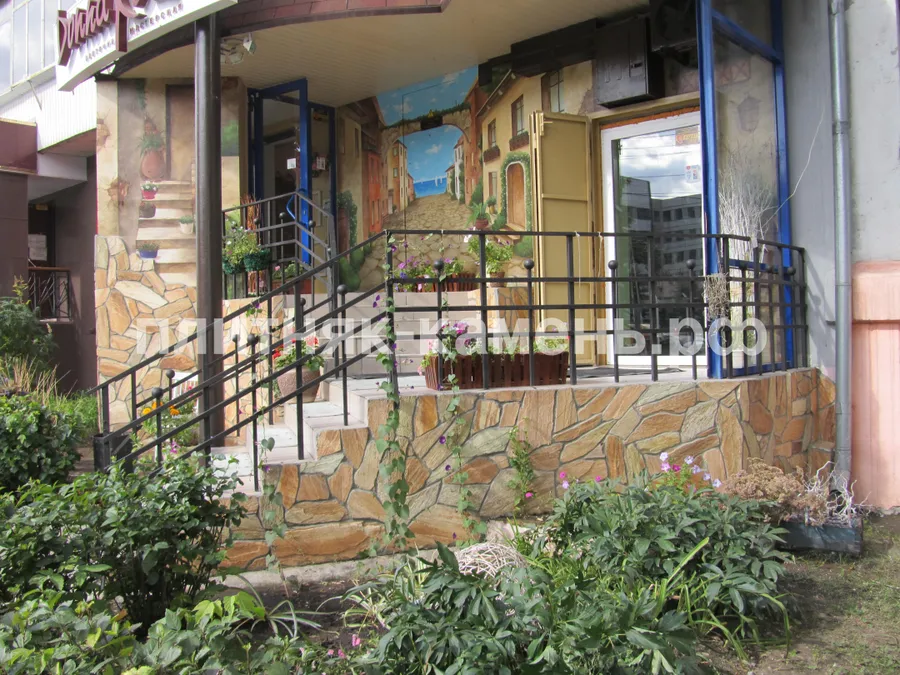 облицовка натуральным камнем входной группы магазина