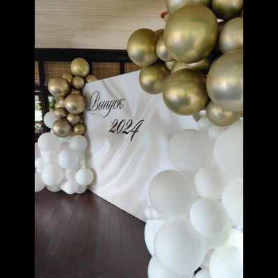 Оформление выпускного в светлом бело-золотом стиле № 1456