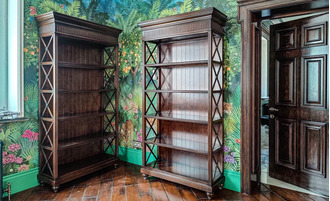 Стеллаж высокий с перекрестиями, на точеных ножках.