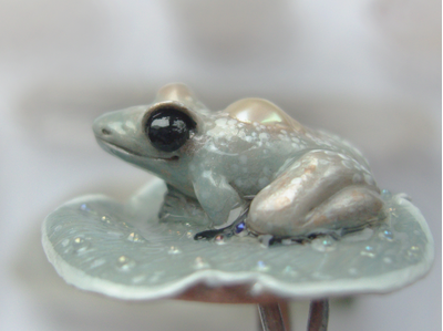 Коллекционное кольцо с лягушкой и жемчужиной "Капель в туманном саду"