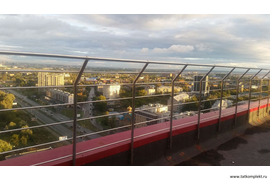 Ограждение из полированной нержавеющей стали на эксплуатируемой кровле с г. Казань, ул. Г. Баруди дом 4. Ограждение крепится на парапет, стойки с боковым креплением.