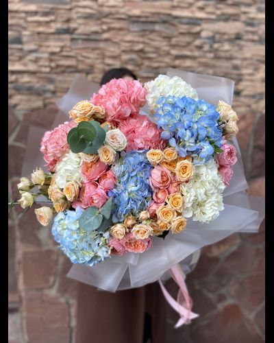 Анжелика(Букет микс из гортензий и кустовых роз)