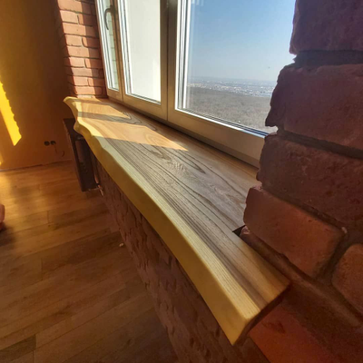 подоконник из дерева, подоконник-стол, подоконник из слэба, подоконник из дерева с неровным краем