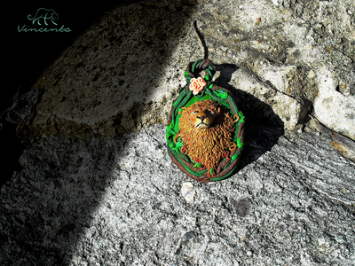 Лев Аслан. Кулон из полимерной глины по мотивам книги "Хроники Нарнии". Миниатюра из полимерной глины