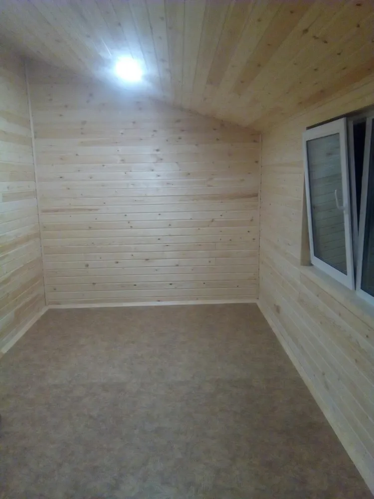 Потолок и стены обшиты и евро вагонкой.