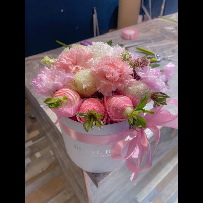 Коробочка с клубничкой и цветами