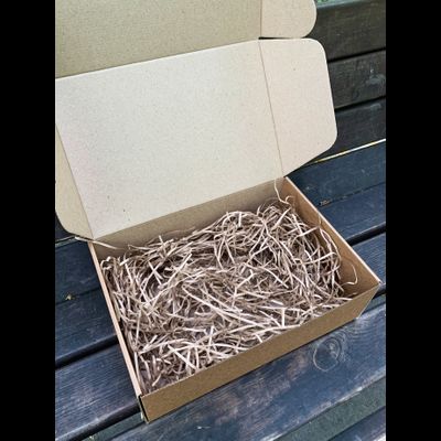 2 штуки - Подарочная коробка с наполнителем КРАФТ и синей лентой (32x22x10см)