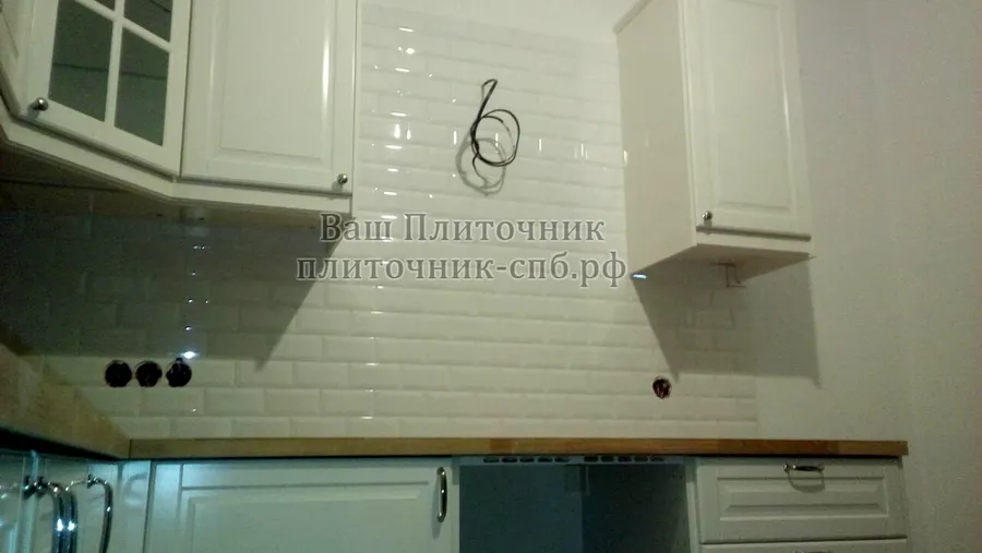 Укладка белого кабанчика на фартук со смещением под кирпичную кладку