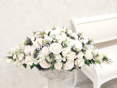 Дизайнерская Композиция из искусственных цветов светлых оттенков на стол, камин, президиум - НС050