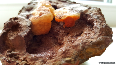 Кальцит, сферолиты на лимоните. 90*76*48мм