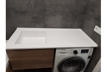 раковина в ванную из камня над стиральной машинкой