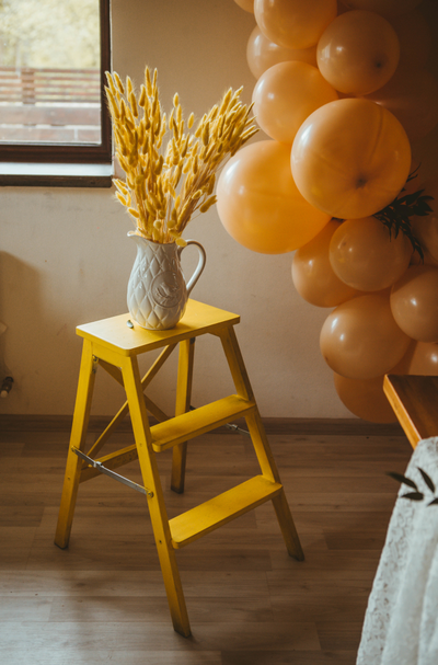 Оформление дня рождения в бело-жёлтых оттенках № 1468