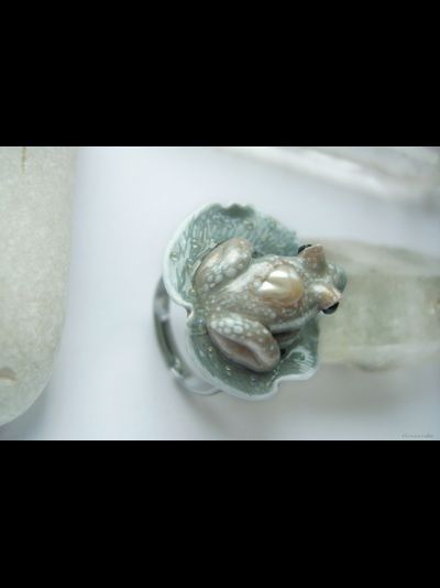 Коллекционное кольцо с лягушкой и жемчужиной "Капель в туманном саду"