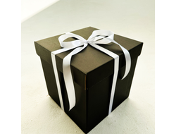 Черная подарочная коробка GILEV 30х30х30см с белой лентой и наполнителем