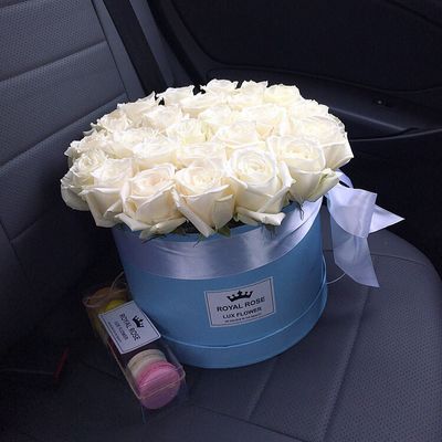 25 БЕЛЫХ РОЗ В  КОРОБКЕ