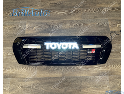 Решетка радиатора Toyota Land Cruiser 200 2007-2015 LED с подсветкой в стиле 300 GR Sport