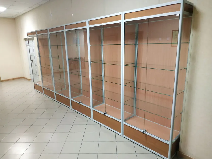 Витрины из алюминиевого профиля "Вико"
Наполнение ЛДСП, ДВПО Бук. Двери стеклянные 5мм на замках.