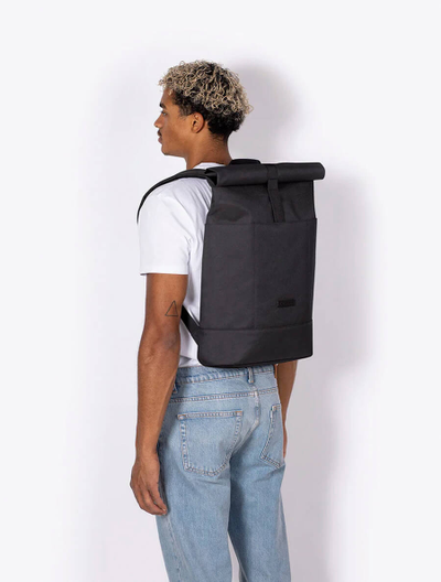 Ucon Acrobatics Hajo Medium Stealth Black на парне