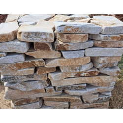 Камень толстяк галтованный, бело-жёлтый с разводом