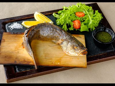 Сибас запеченный на ольховой планке