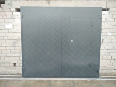 РАСПАШНЫЕ ГАРАЖНЫЕ ВОРОТА  С КАЛИТКОЙ  артикул СВР -02 (НЕ УТЕПЛЕННЫЕ)