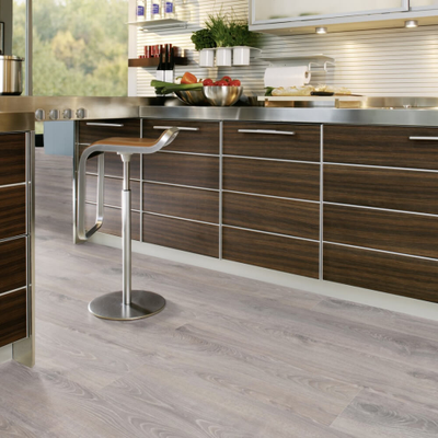 Ламинат Wineo Дуб Норвегия серебряный LA222XXLV4 в интерьере кухни