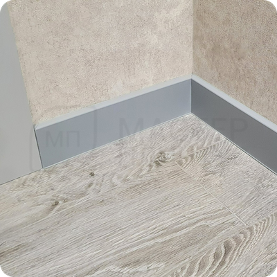 Плинтус ХДФ Dollken Cubu Flex Life 80мм Х 2,5 м 1012/1202 Серый в интерьере 3