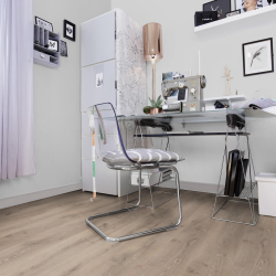 Ламинат Wineo Дуб Швеция Светло-коричневый LA228XXLV4 в интерьере домашнего офиса