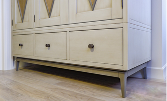 Шкаф для одежды трехстворчатый с декором ромбы.