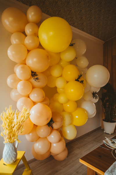 Оформление дня рождения в бело-жёлтых оттенках № 1468