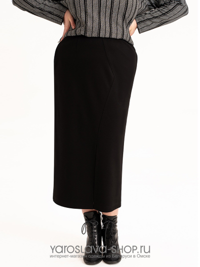 Женский трикотажный костюм с джемпером в полоску и юбкой черного цвета