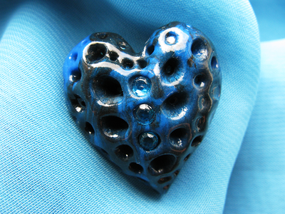 Синяя брошь "Сердце океана" - романтичное украшение в морском стиле