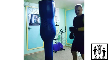 Тpёxceкциoнный боксерский мешок