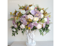 Купить на АОАБУКЕТ/Композиция из искусственных цветов на статуэтке двух ангелочков/Сиреневый туман