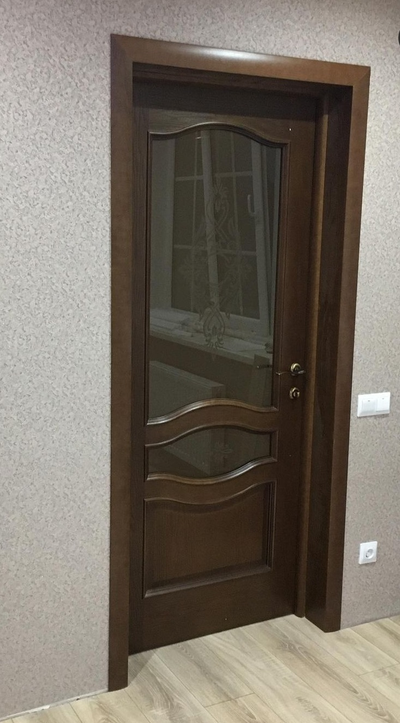 ЛАЙНДОР (УЛЬЯНОВСК)/ МОДЕЛЬ АМЕЛИЯ/ ПОЛОТНО ОСТЕКЛЕННОЕ/ НАТУРАЛЬНЫЙ ШПОН ДУБА/ ТОН 45 (ДУБ РУСТИКАЛЬНЫЙ)