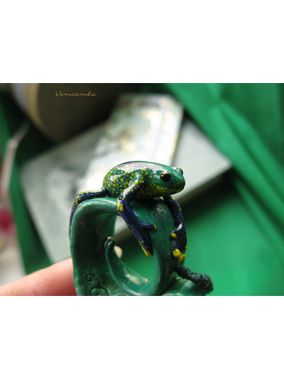 Тропическая лягушка. Необычный кулон - подвеска в виде лягушки (кулон-лягушка) из полимерной глины