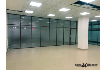 г. Великий Новгород, ул. Шимская 45а  
Офисная перегородка с дверным блоком одностороннего остекления