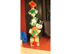 Стойка из новогодних подарков "Снеговик"