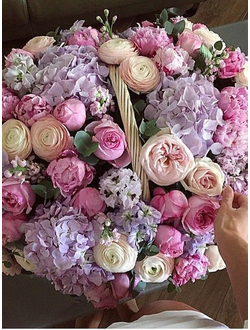 Корзина с гортензией и ранунклюсами