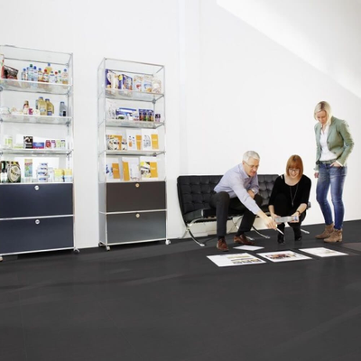 Виниловый пол Wineo 800 Tile XXL Solid Black DB00103-1 в интерьере офиса