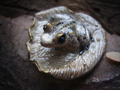 "Сказка о первом снеге", мини брошь с лягушкой и микробисером