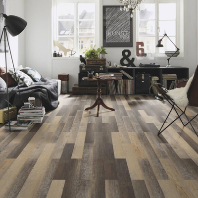 Виниловые полы WINEO 800 craft Инфинити темный DB00071 в интерьере гостиной