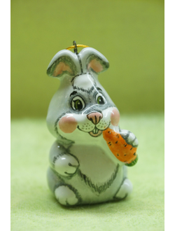 Заяц с морковкой