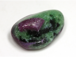 Корунд красный в цоизите, галтовка (светится в УФ), Танзания (25*17*12 мм, 8,6 г) №35184