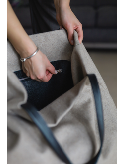 Шоппер из шерсти с черными кожаными ручками